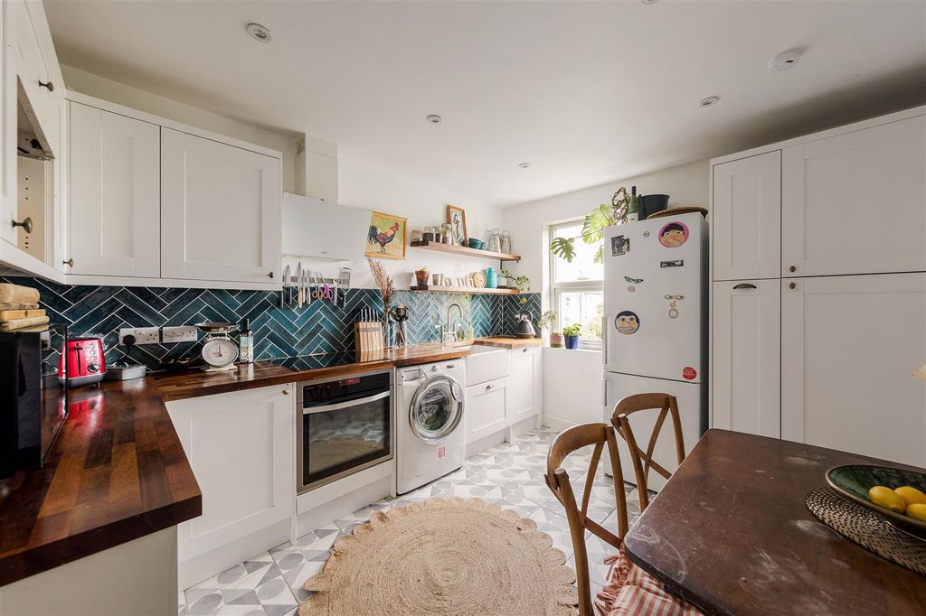 Property photo 3 of 24 Shernhall Street, E17