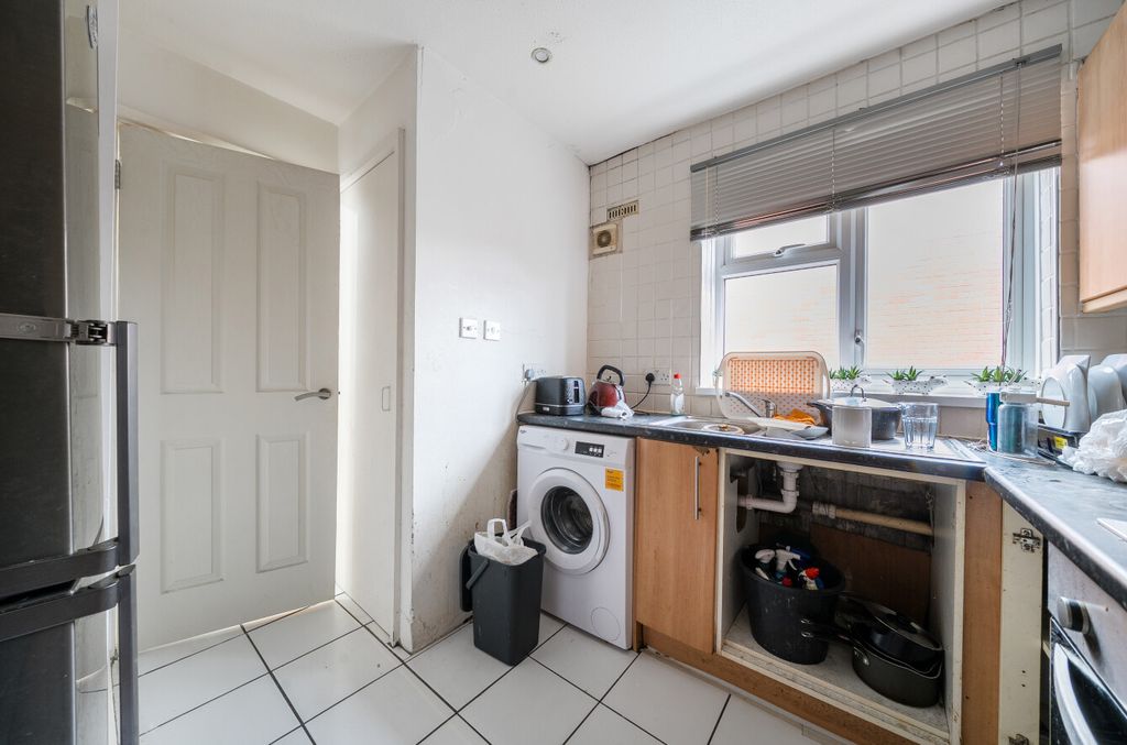 Property photo 3 of 8 Kitchen