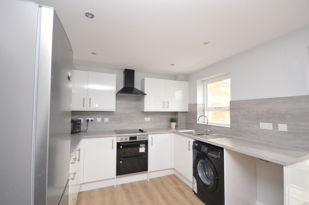 Property photo 2 of 9 Kitchen