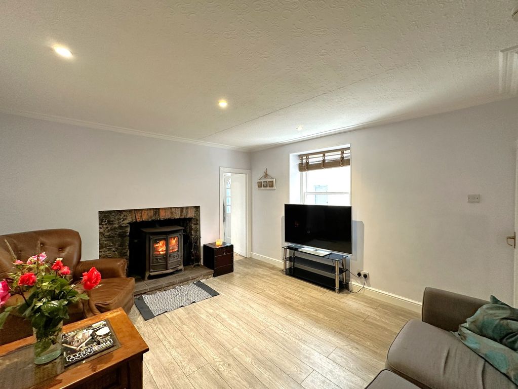 Property photo 3 of 9 Lounge 