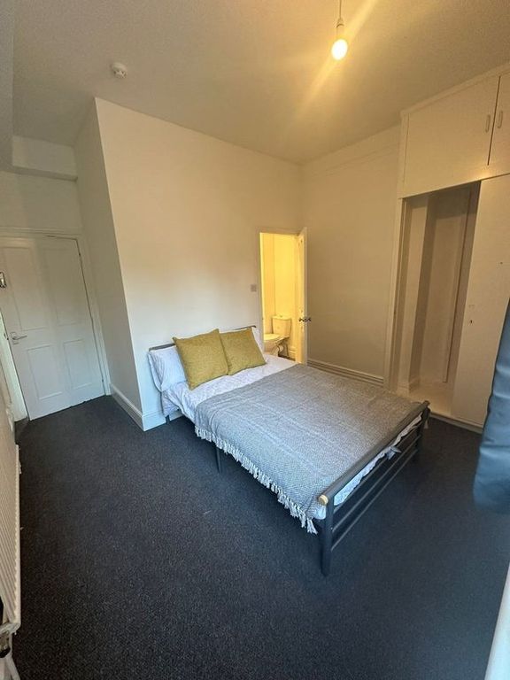 Property photo 3 of 6 A Neat And Well-Kept Double Bedroom Featuring A Co...