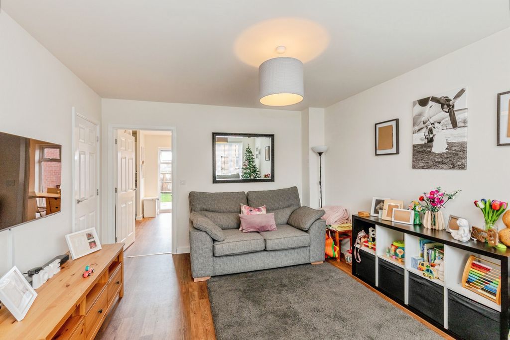 Property photo 1 of 21 Living Room