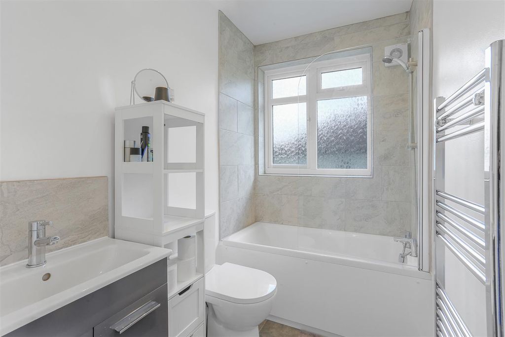 Property photo 3 of 13 1704429475 - 83A, Benhill Wood Road, Sm1 - 13.Jpg