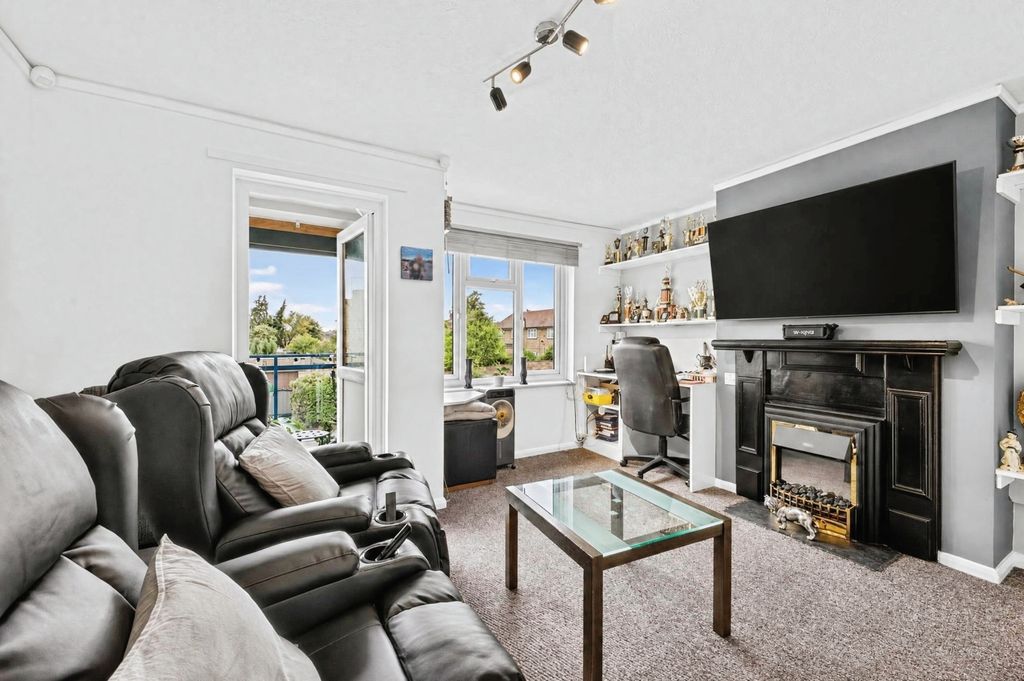 Property photo 3 of 13 Lounge