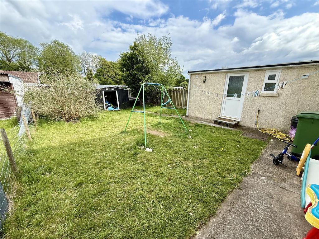 Property photo 3 of 18 Externally
