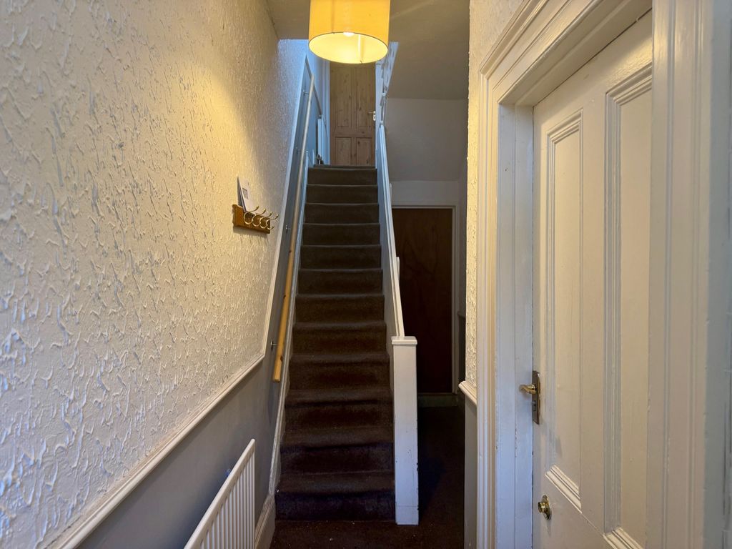 Property photo 2 of 12 Communal Hallway