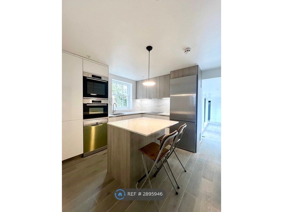 Property photo 3 of 10 Kitchen