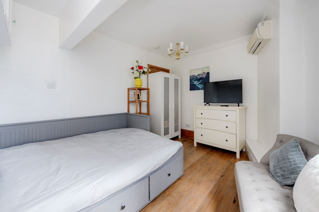 Property photo 2 of 4 6c@20 Cockspur St-0518.Jpg