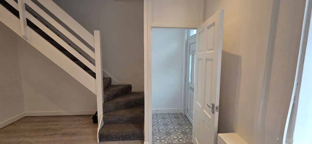 Property photo 2 of 9 Hallway