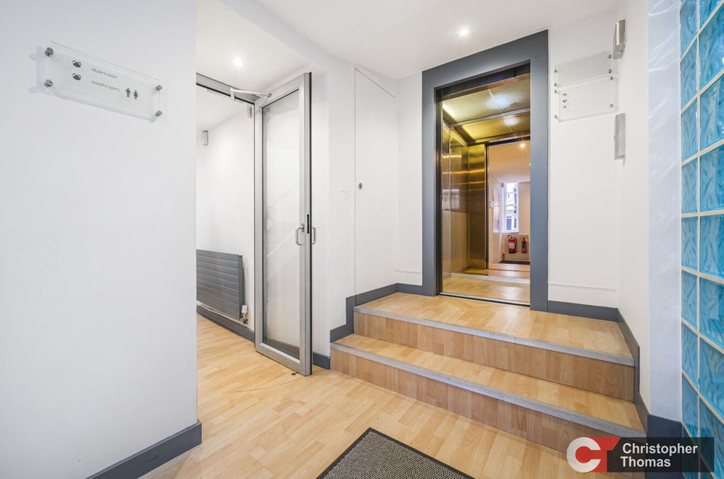 Property photo 3 of 14 Entrance  Lift.Jpg