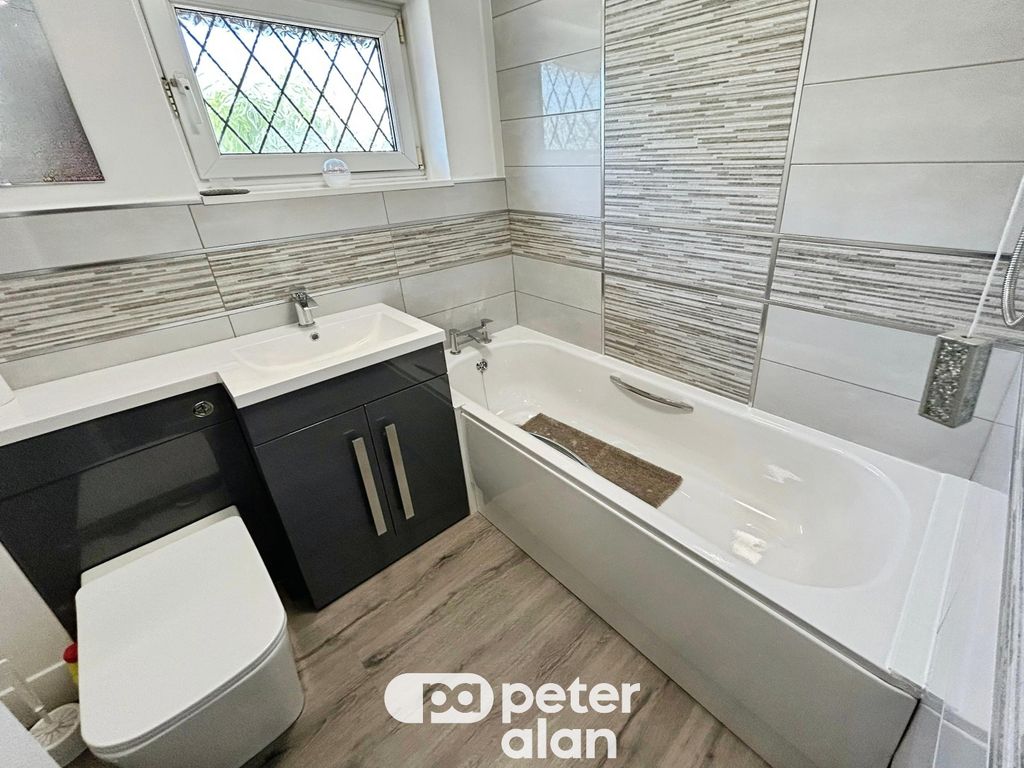 Property photo 3 of 9 Bathroom