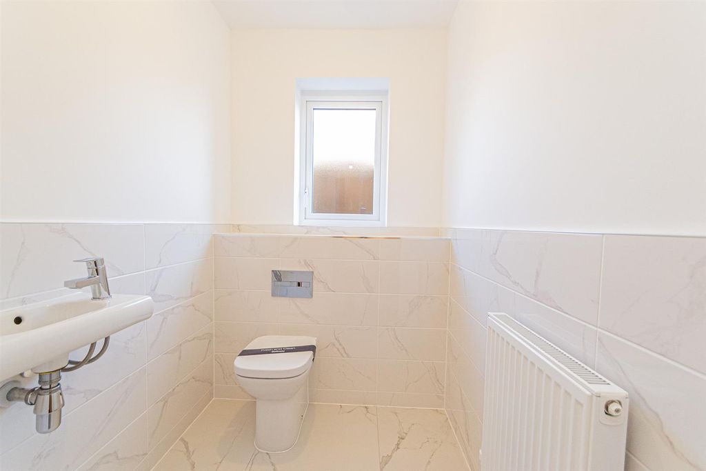Property photo 3 of 10 WC