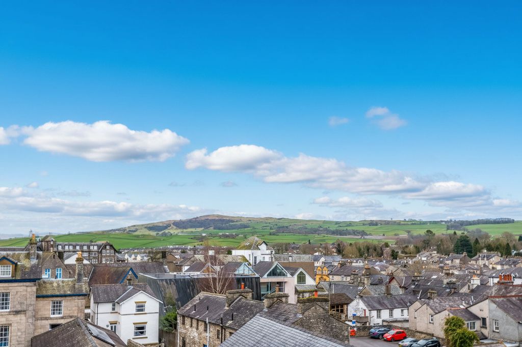 Property photo 2 of 31