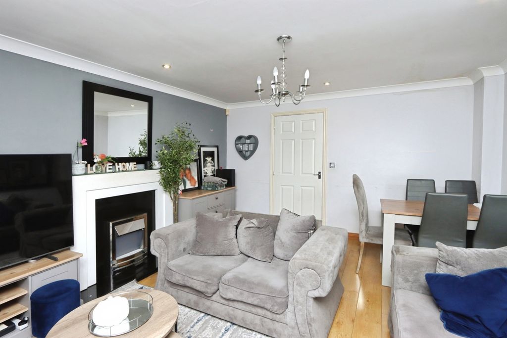 Property photo 2 of 21 Lounge