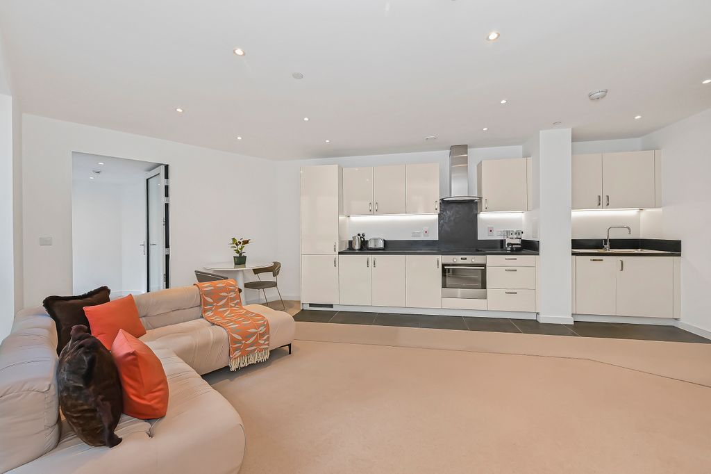 Property photo 2 of 16 1602-Wiverton-Tower (5)