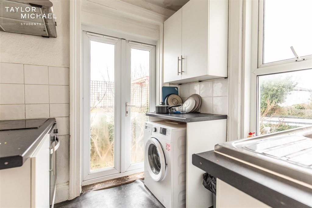 Property photo 2 of 9 Kitchen