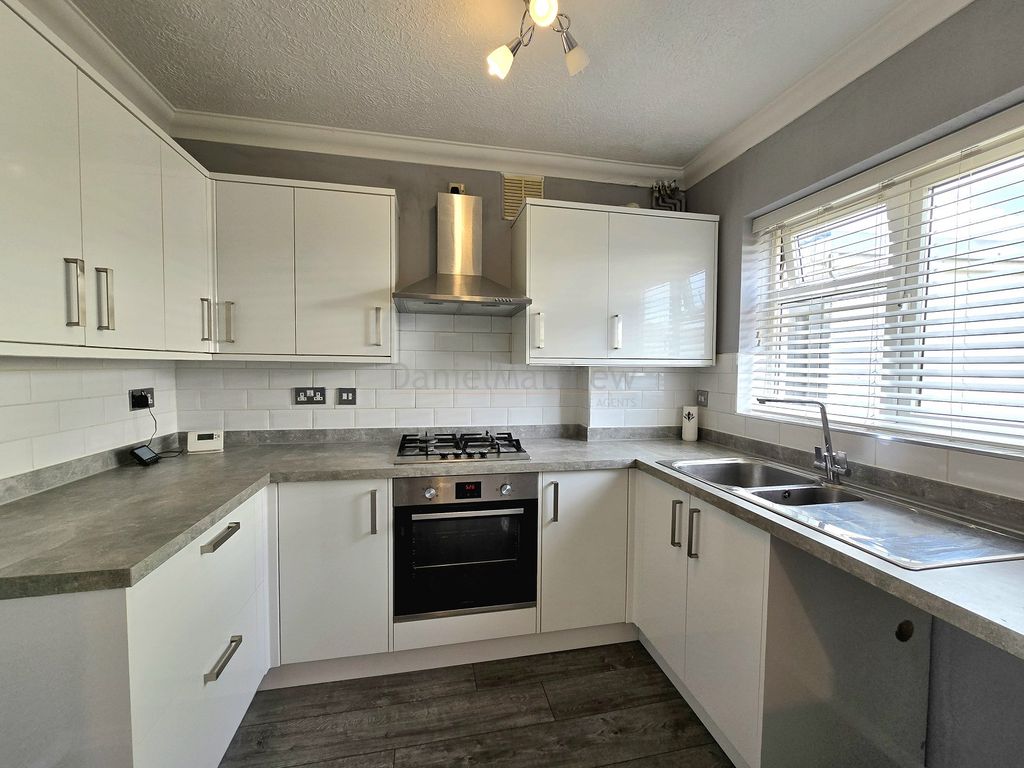 Property photo 2 of 16 Kitchen