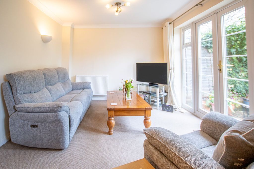 Property photo 3 of 16 Lounge