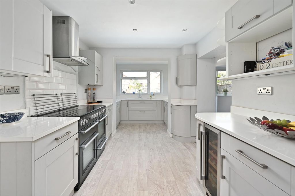 Property photo 2 of 11 Kitchen