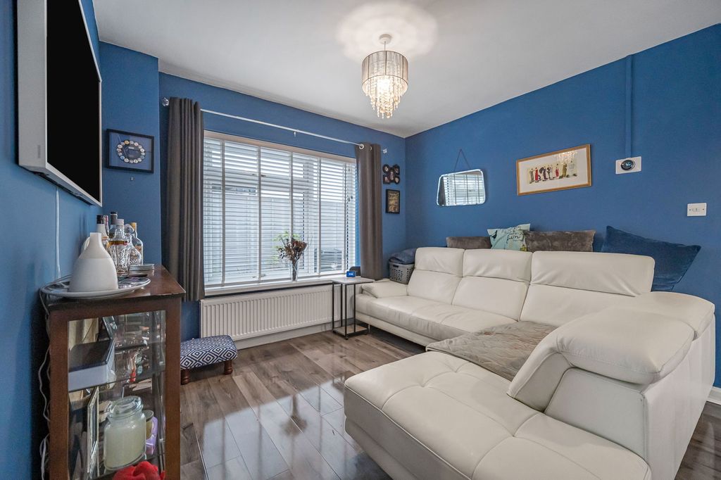 Property photo 2 of 28