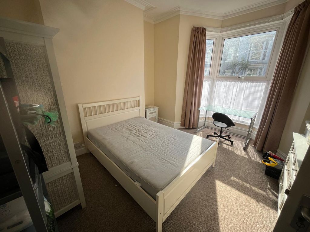 6 bed shared accommodation to rentGwydr Crescent, Uplands SA2 photo 4