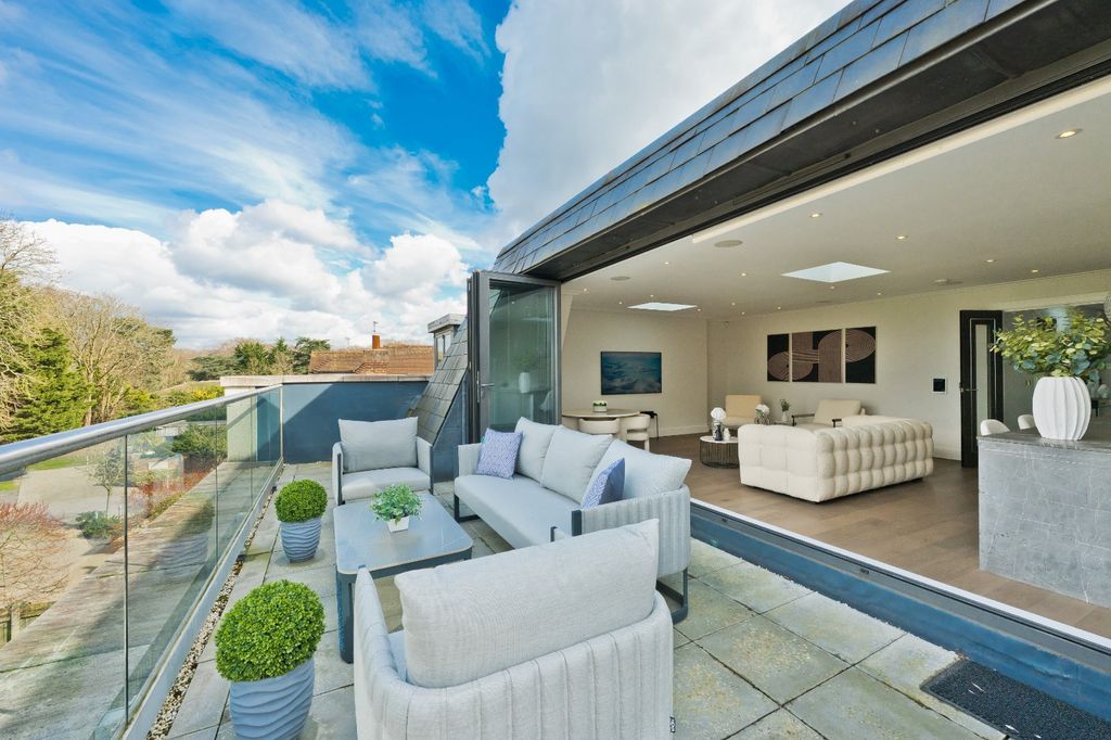 Property photo 3 of 19 Terrace