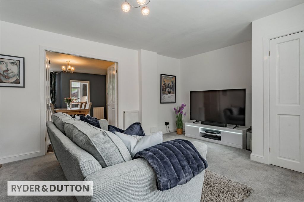 Property photo 3 of 19 Lounge