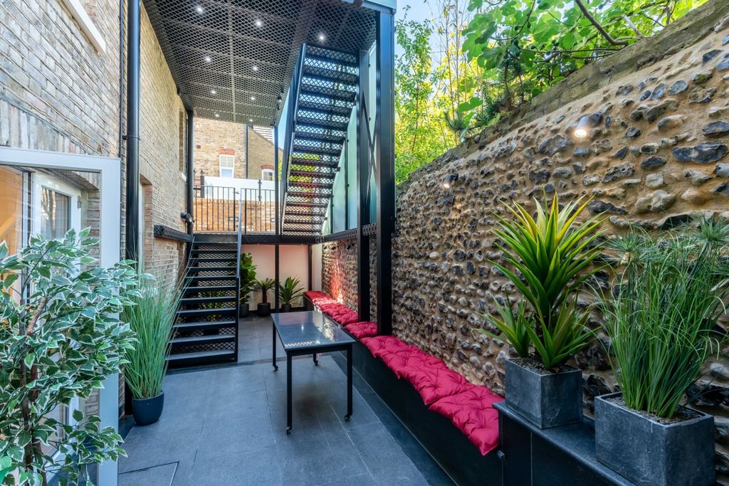 Property photo 1 of 13 Courtyard