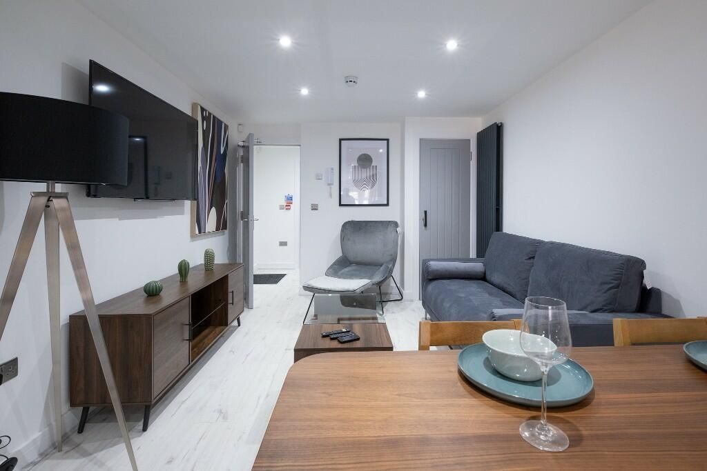 Property photo 2 of 15 Contemporary Living Room With Modern Seating, A Wa...