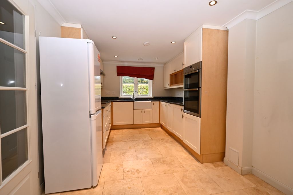 Property photo 2 of 7 Kitchen