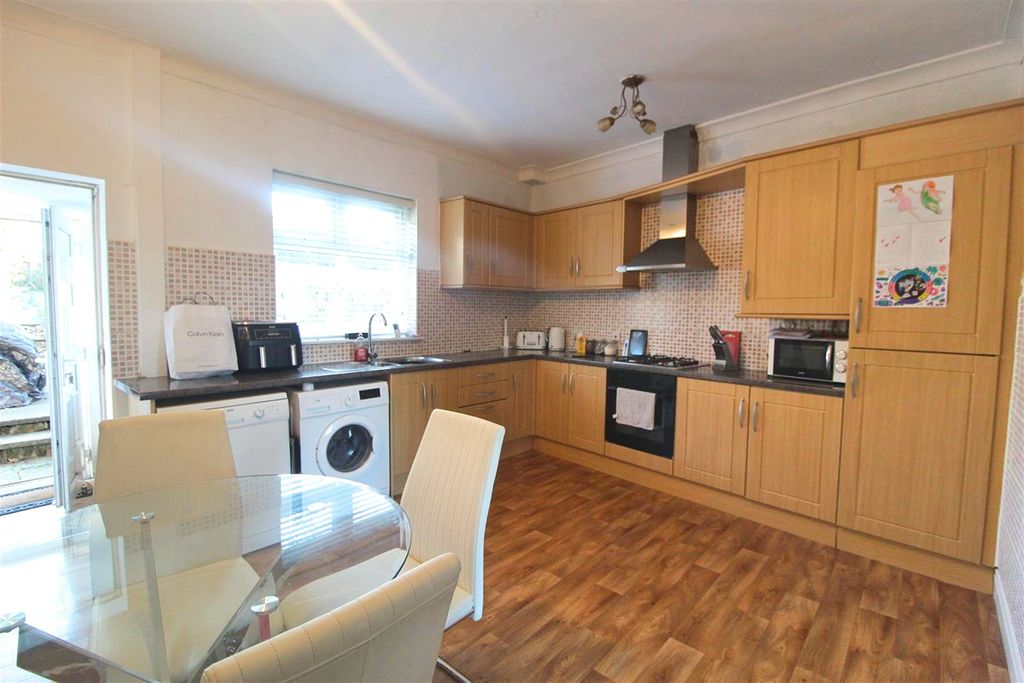 Property photo 3 of 9 Kitchen