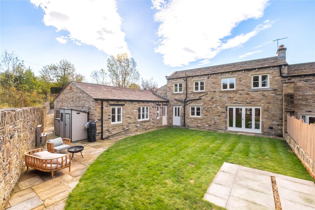 Property photo 2 of 33 Rear Garden