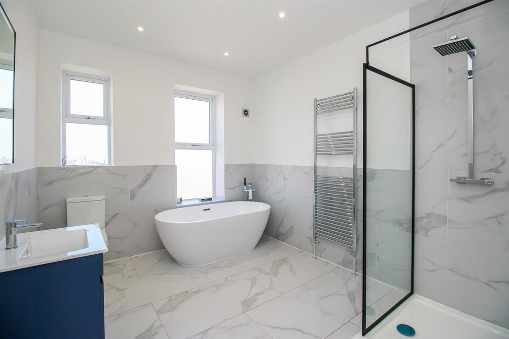 Property photo 1 of 18 Bathroom/W.C.