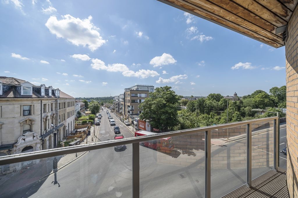 Property photo 3 of 13 Observatory Court...