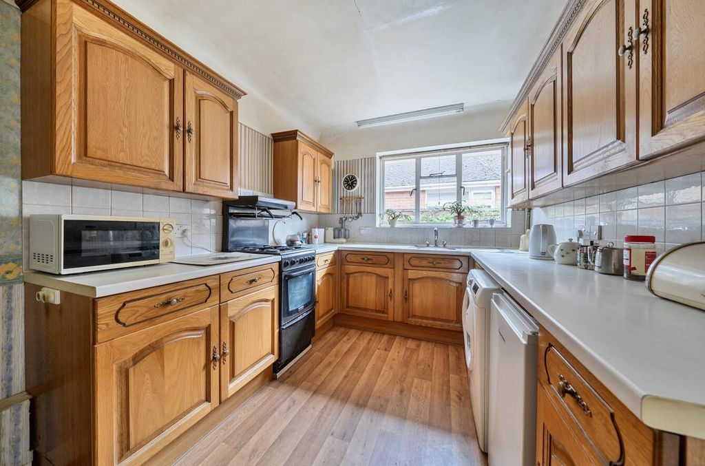 Property photo 3 of 16 36 Oakwood Road (11).Jpg