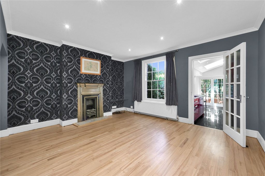 Property photo 2 of 38 Picture No. 11
