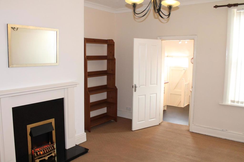 Property photo 1 of 22 Living Room 15'8 x 12'11