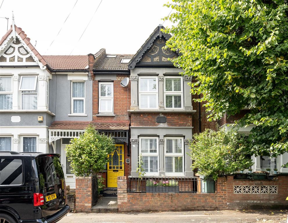 Property photo 1 of 47 Winchester Road, E4