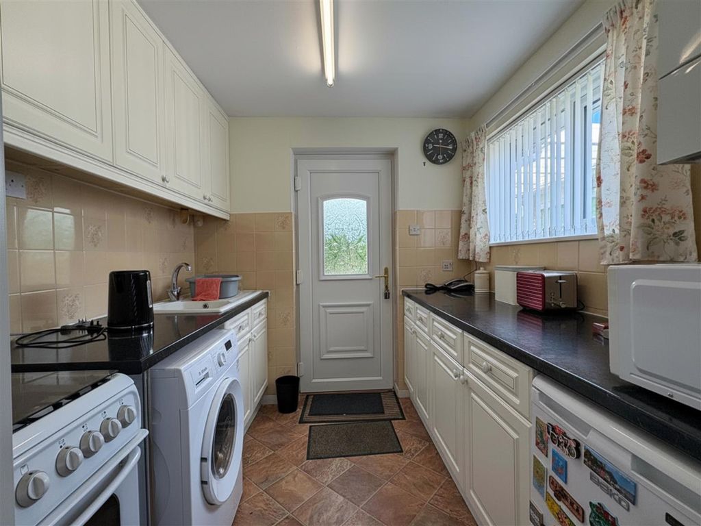 Property photo 3 of 8 Kitchen Deepdale.Png