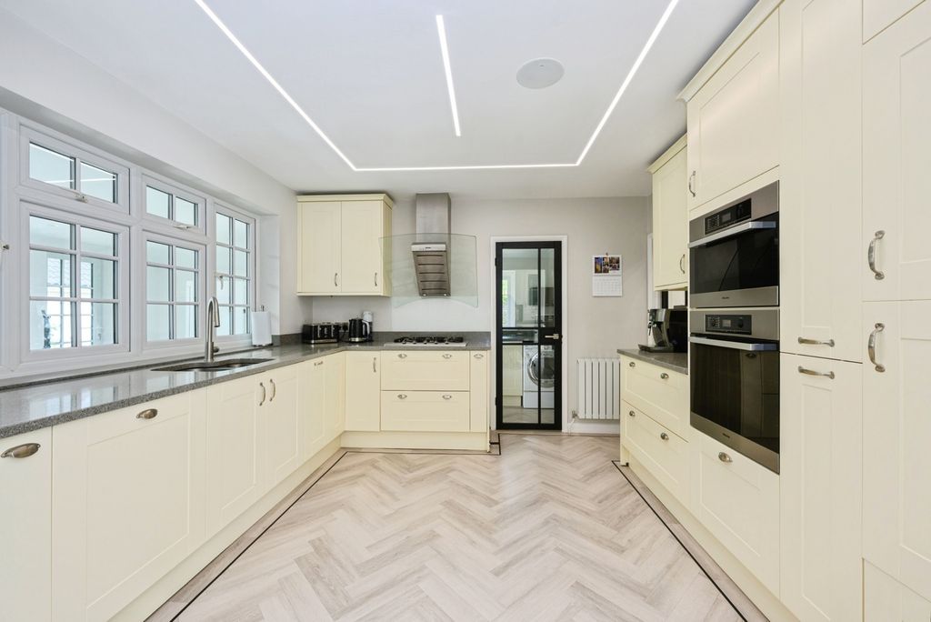 Property photo 3 of 25 Pbox-Img.Jpg