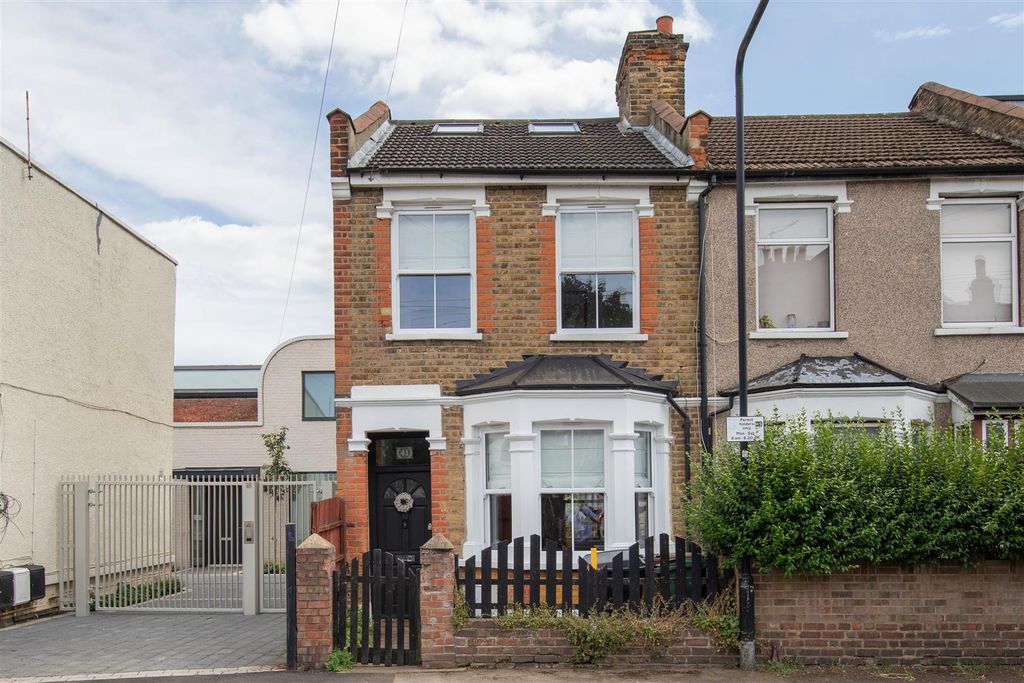 Property photo 1 of 35 Wolsey Avenue, E17