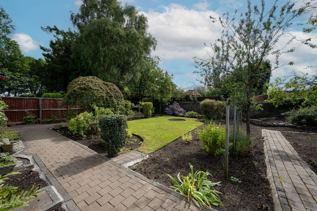 Property photo 3 of 21 Garden
