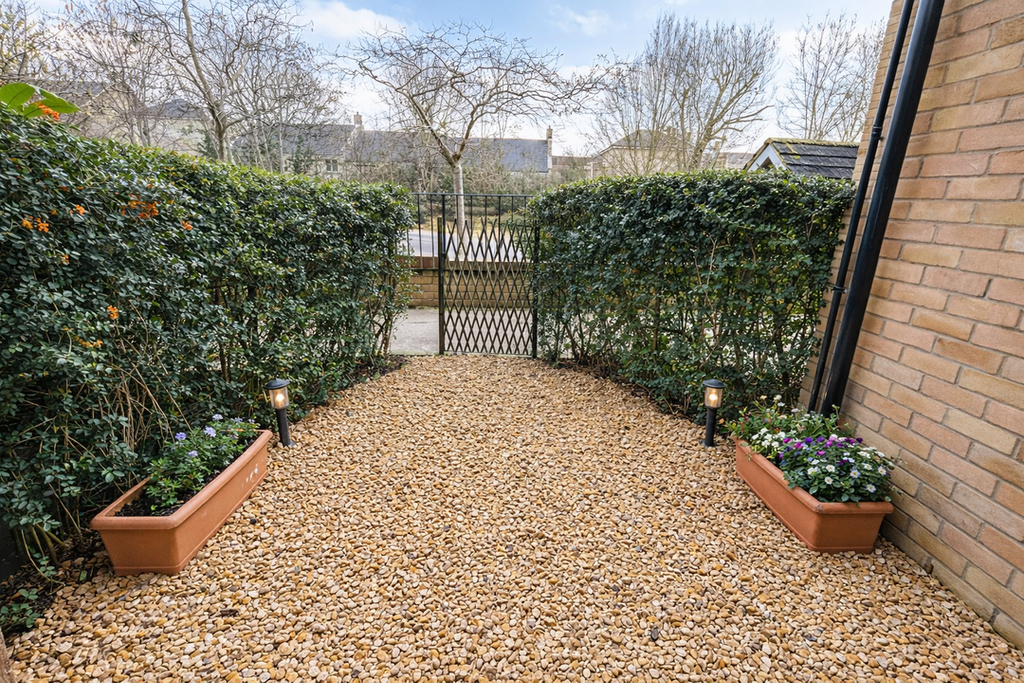 Property photo 3 of 12 Neatgardenwithwroughtirongate