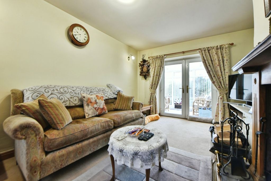 Property photo 3 of 18 Front Room