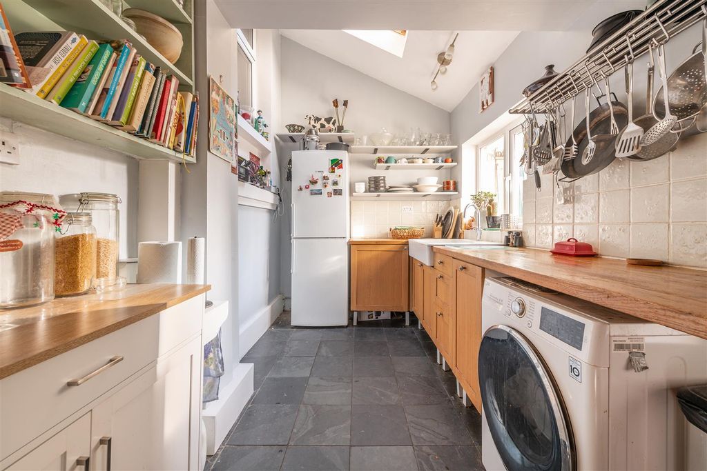 Property photo 3 of 21 Ulverston Road, E17
