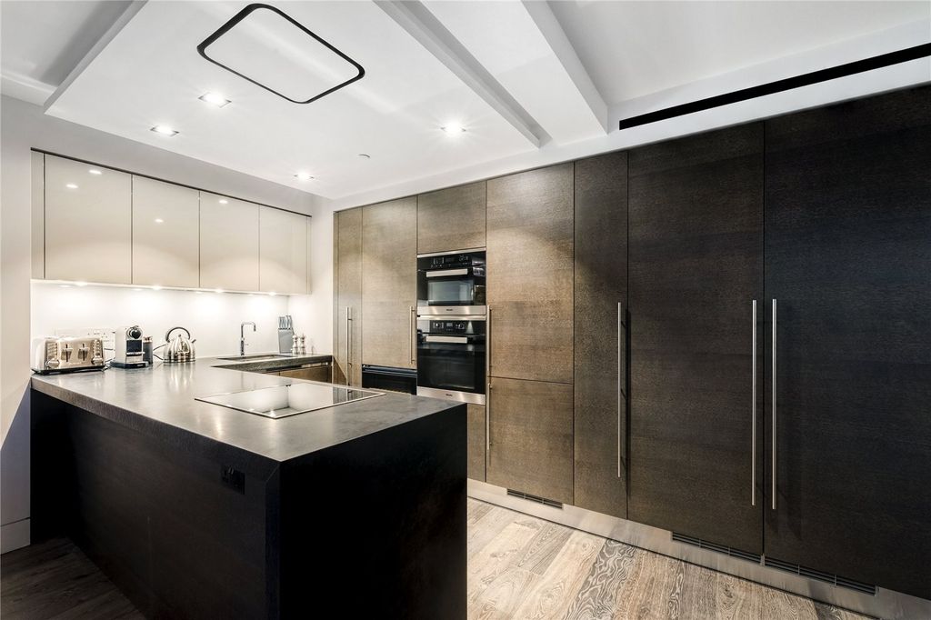 Property photo 2 of 11 Kitchen