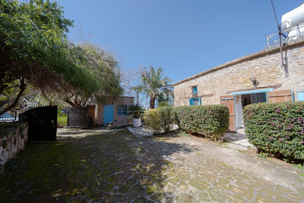 Property photo 3 of 111