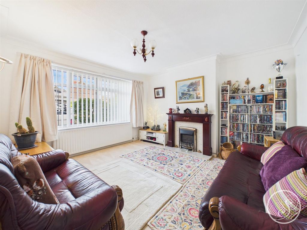 Property photo 3 of 22 Lounge