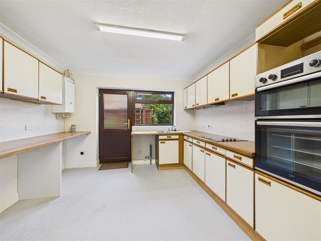 Property photo 2 of 10 Kitchen