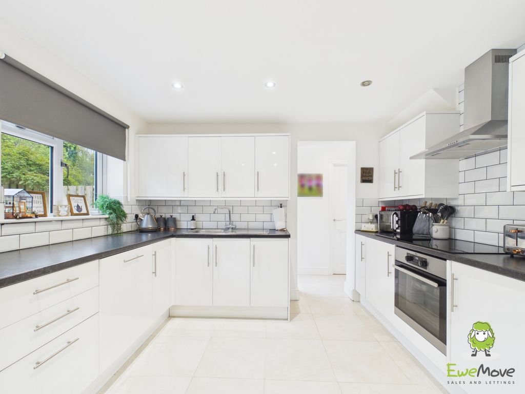 Property photo 2 of 16 Ewemove Basingstoke Cowslip Bank Kitchen